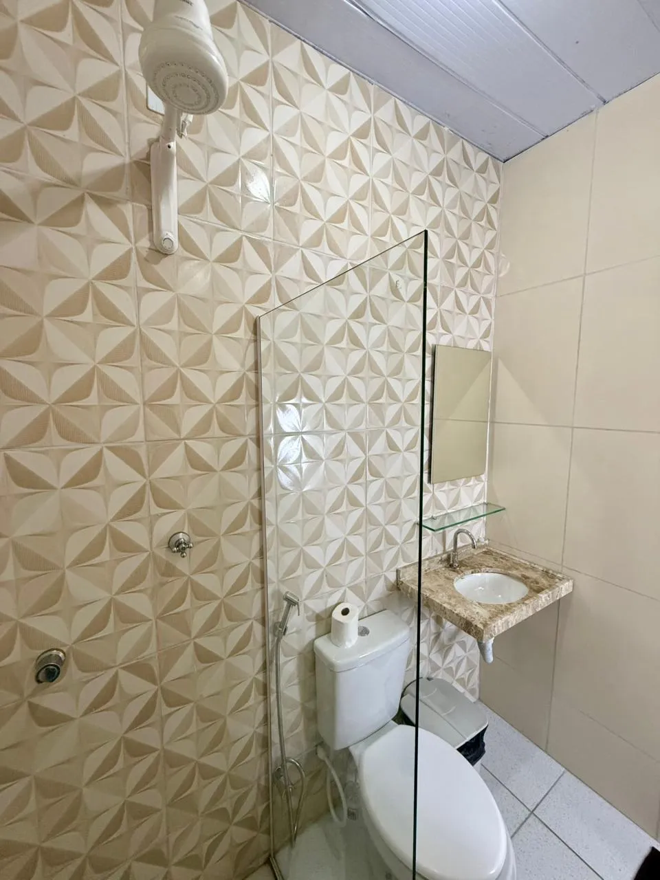 Banheiro privativo dentro do quarto