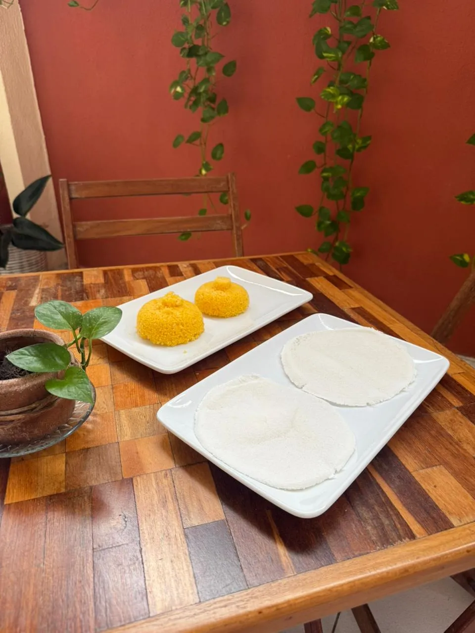 Mesa posta para o café da manhã na área de convivência
