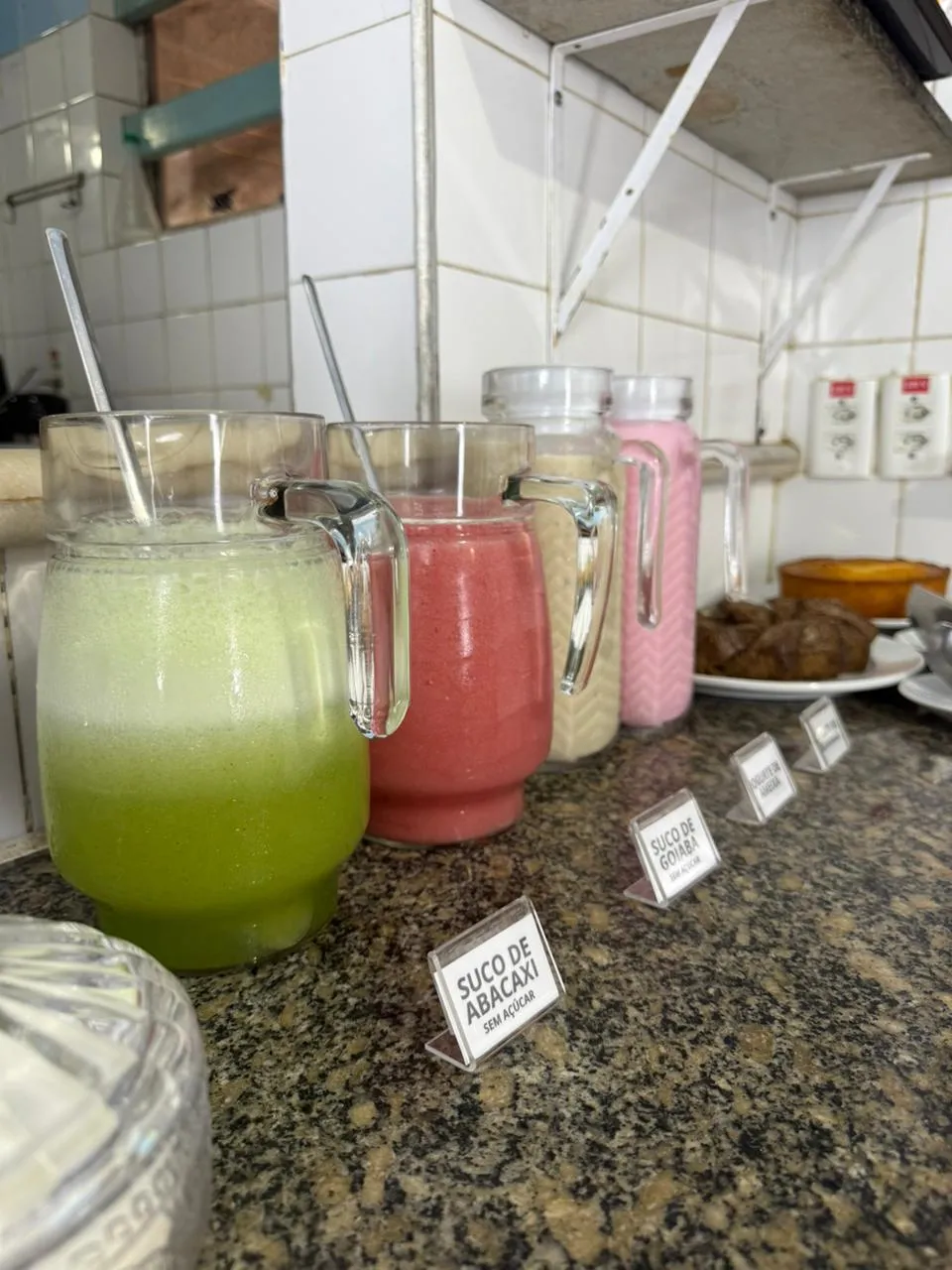 Jarras de sucos naturais servidos no café da manhã