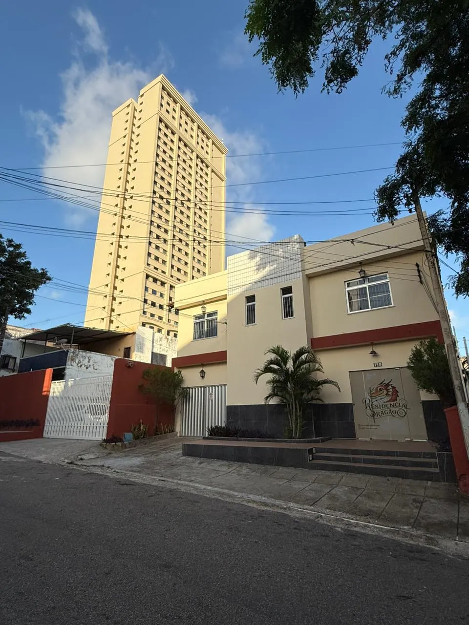 A entrada e o portão do estacionamento