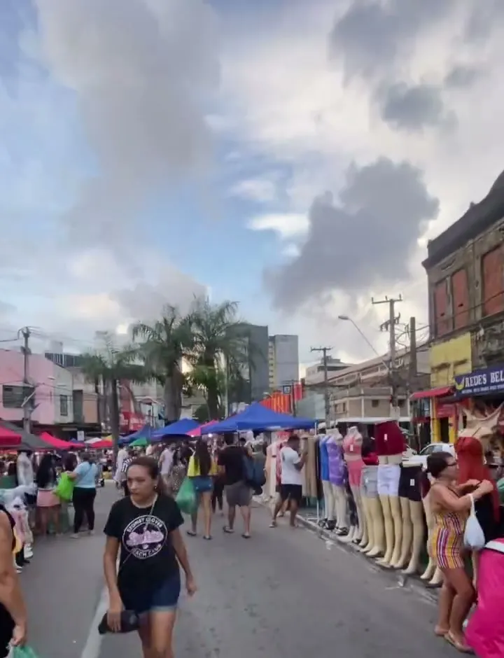 A Feira da Madrugada cheia na Rua José Avelino, a poucos minutos da pousada