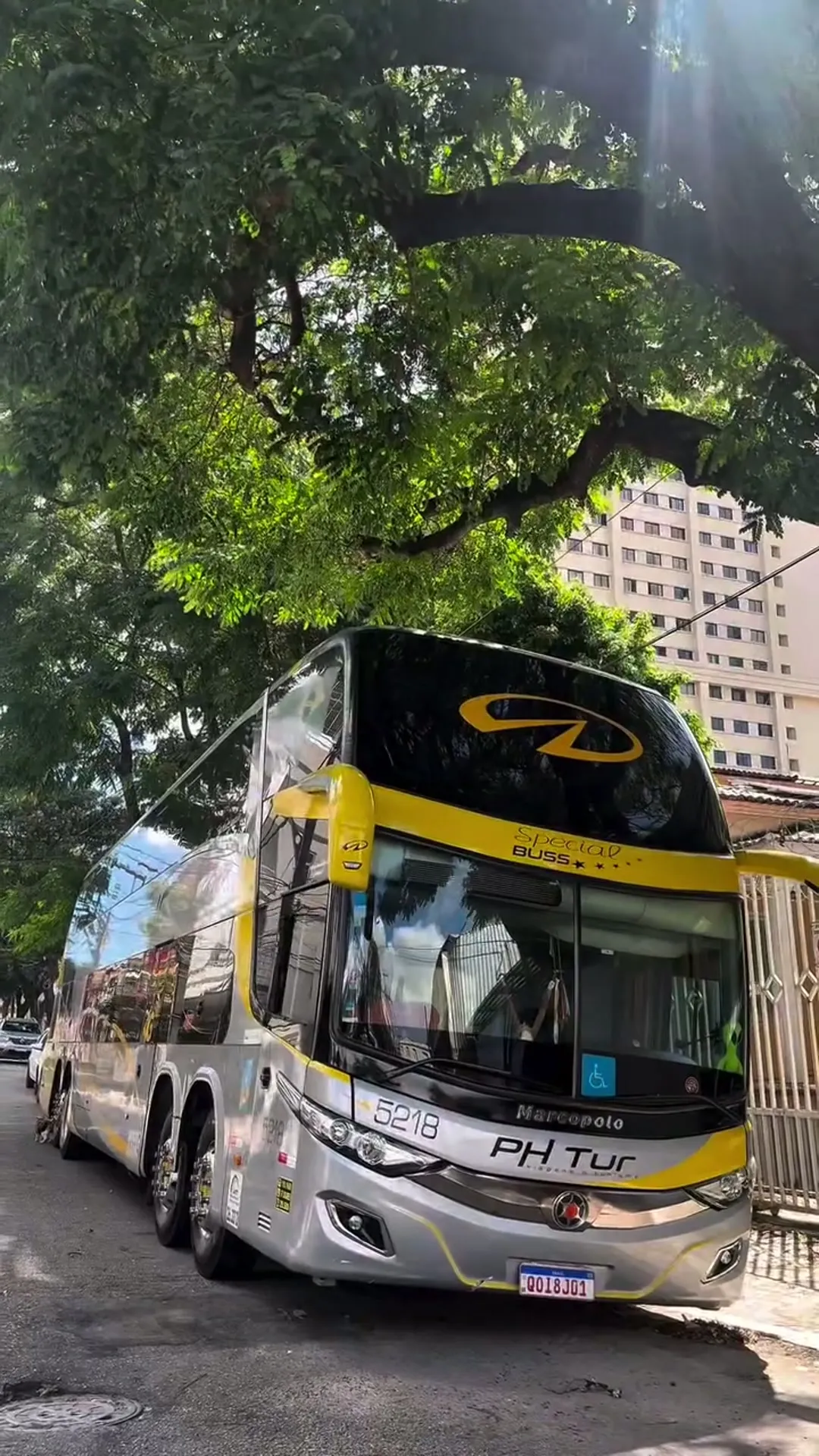 Ônibus de excursão estacionado em frente à pousada